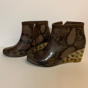 Rain shoes runs small like size of 7,5